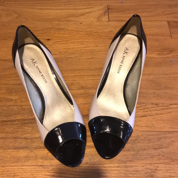 Size 7 beautiful shoes! Worn twice! - Picture 1 of 2